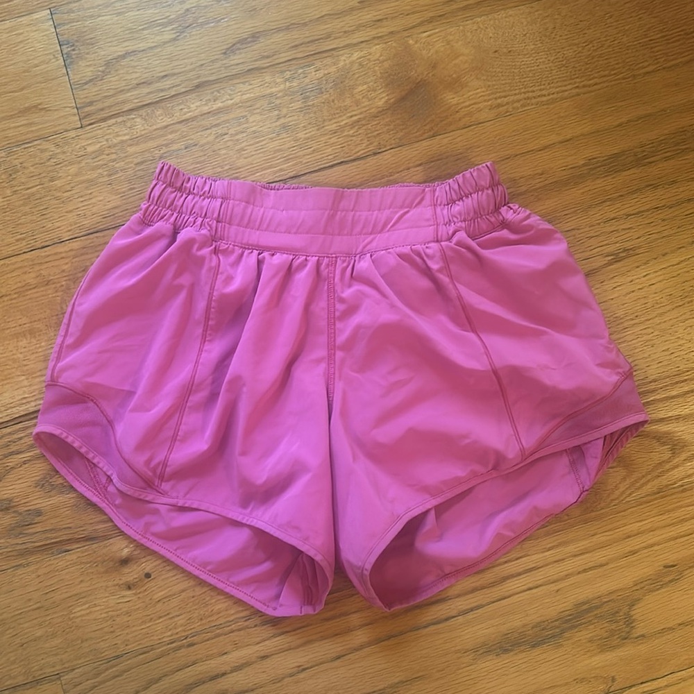 Lululemon Hotty Hot-Low rise (Sonic Pink)
Size 4 (4 inch)